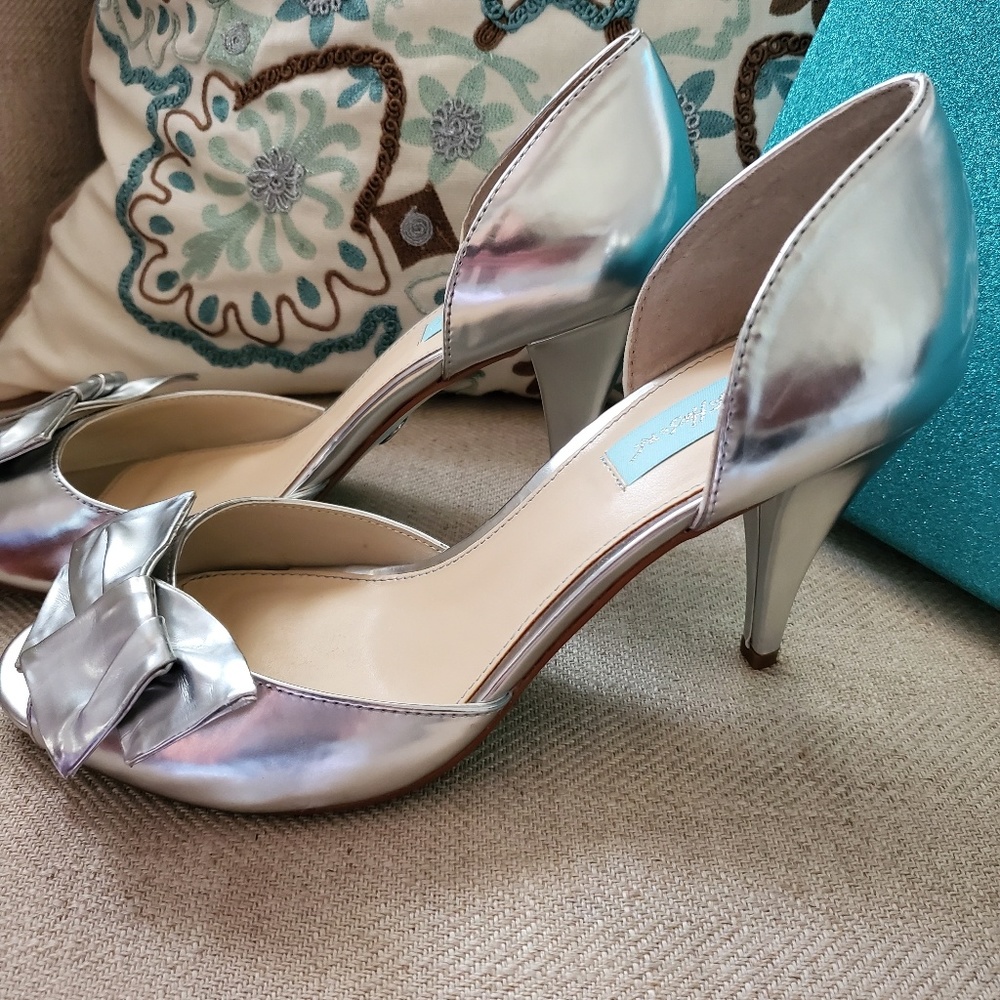 NWT, POLISHED SILVER BETSEY JOHNSON LEATHER SHOES.  Size 8.5 approx 3 inch heels - Picture 8 of 9